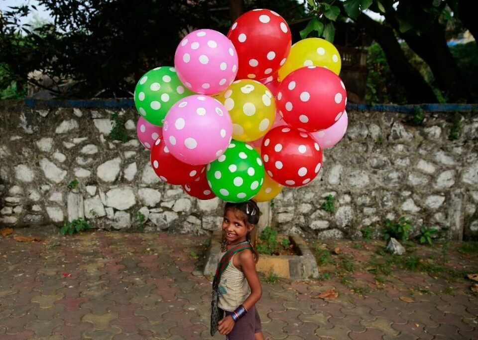 JENTE: Vesle Lali i India lever av å selge ballonger. Det er viktig at hun og andre jenter får gå på skolen, mener FN og andre.
