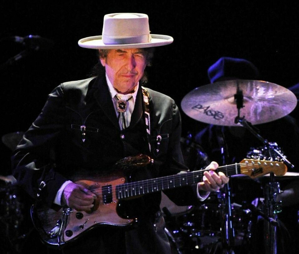 PRIS: Musikeren Bob Dylan er kjent for tekstene sine. Nå får han Nobels litteraturpris.