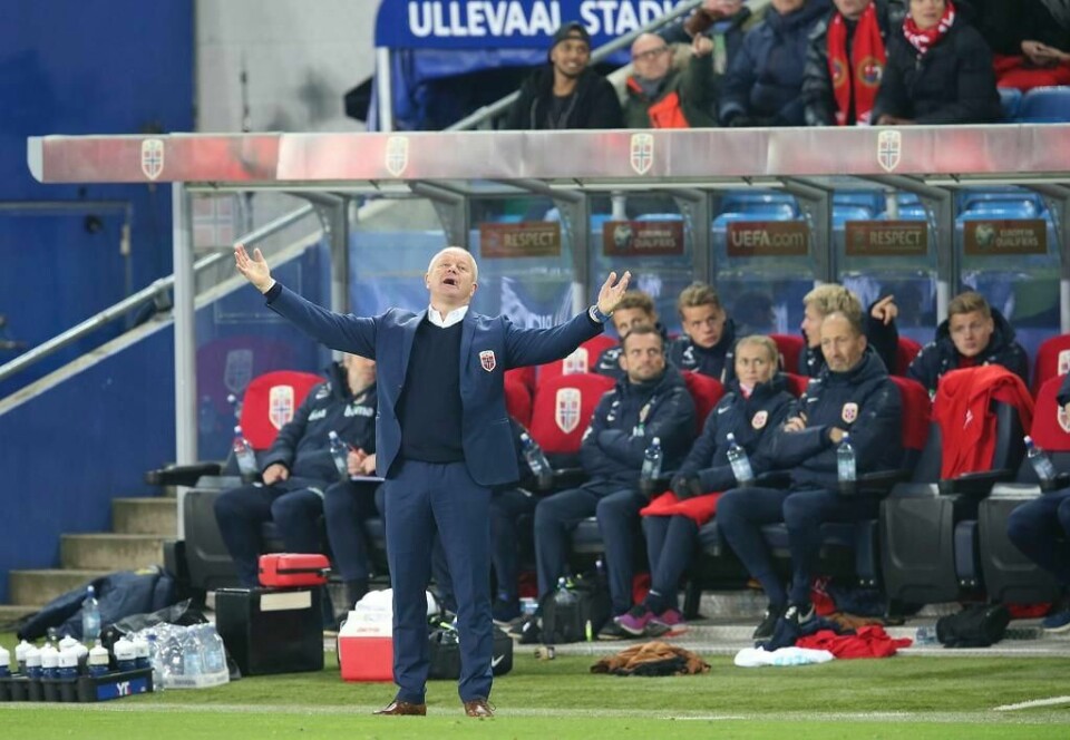 KLAR: Norge vant 4-1 mot San Marino tirsdag. Men mange er misfornøyd med trener Per-Mathias Høgmo. De ber ham om å slutte. Høgmo vil ikke slutte. Han sier han er rett mann til å lede laget.