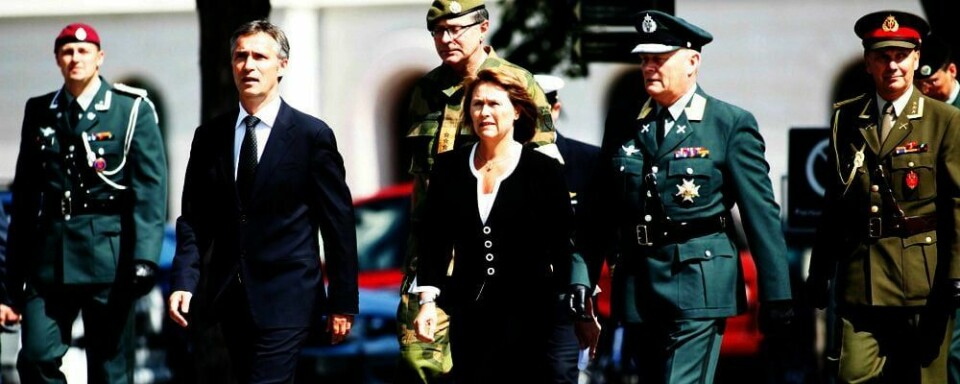 STØTTER SOLDATENE: De fleste nordmenn synes Norge skal fortsette å være i Afghanistan. Her er statsminister Jens Stoltenberg (bildet) og forsvarsminister Grete Faremo (bildet) under en minnestund på Akershus Festning i Oslo.