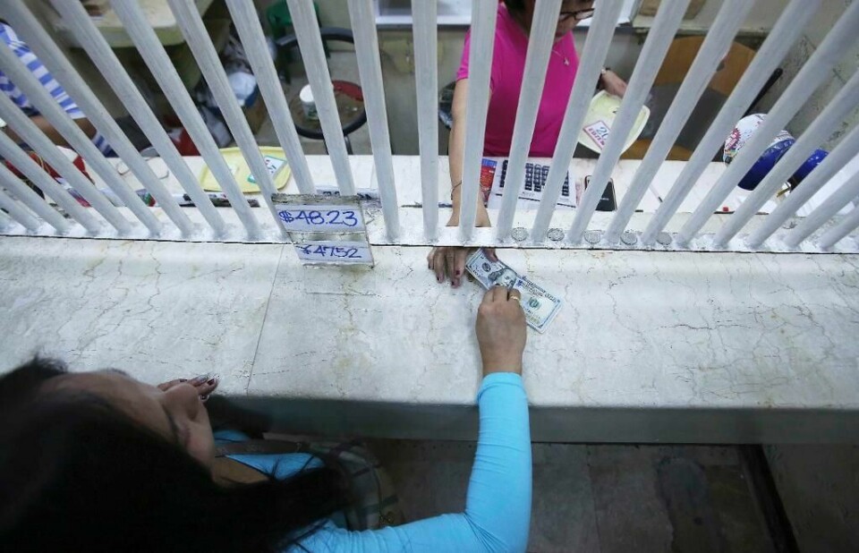 KRISE: Det har blitt dyrt å ha lån i dollar i Aserbajdsjan. Derfor har fattige store problemer med å betale tilbake penger de skylder.