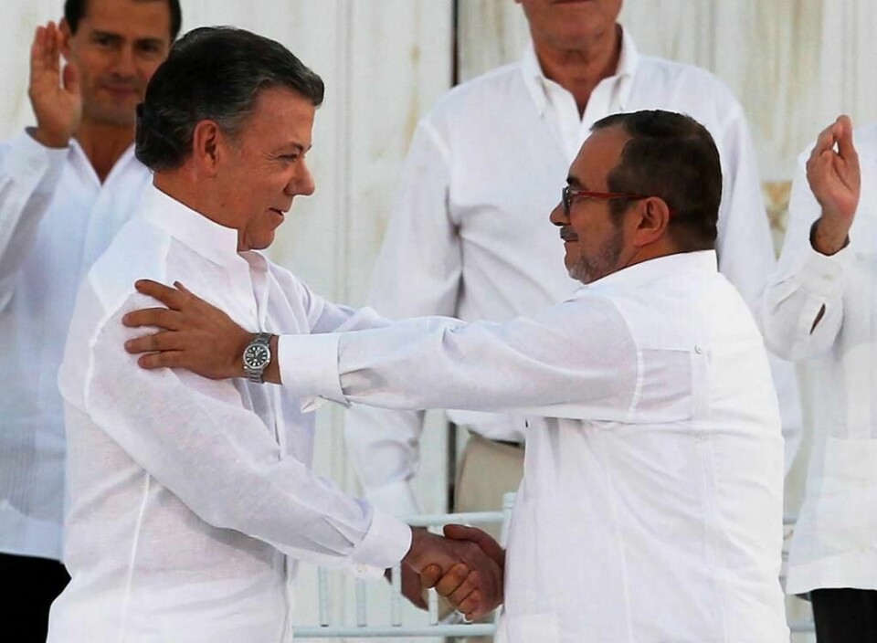 HÅNDTRYKK: President Juan Manuel Santos (til venstre) og geriljaleder Timochenko i FARC er enige om fred. Santos jobber for en ny fredsavtale sammen med geriljaen ELN.