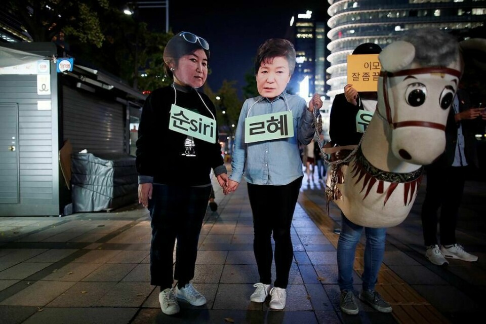 PROTEST: Folk i Sør-Korea er protesterer mot president Park Geun-hye.
