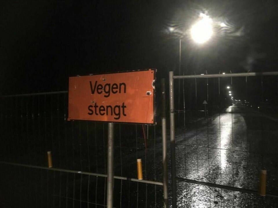 VIND: Flere veier ble stengt på Svalbard mandag. Kraftig regn og vind ga fare for ras. 140 mennesker måtte reise fra hjemmene sine.