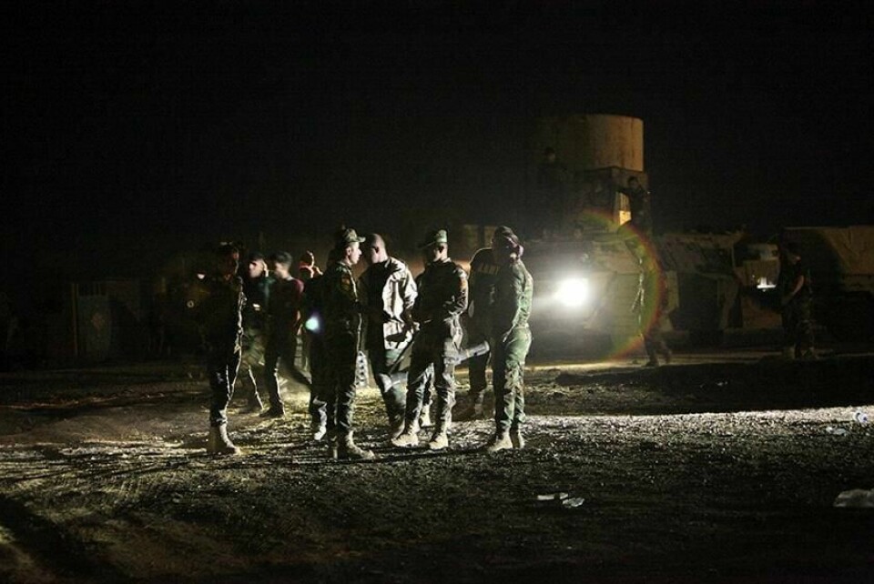 KAMP: Kurdiske peshmerga-soldater er samlet utenfor Mosul i Irak. De forbereder seg til kamp mot terrorgruppa IS. IS har styrt byen i to år. Irak vil ta tilbake makten. Mandag var kampene i gang.