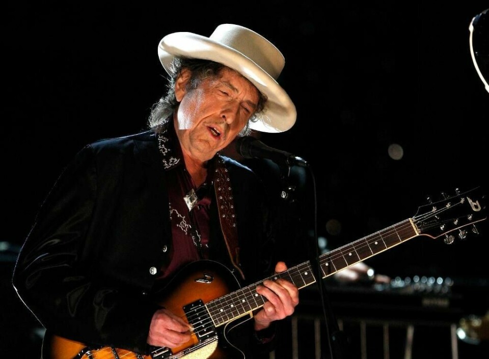 PRIS: Bob Dylan på scenen i California i 2009. Dylan får Nobelprisen i litteratur for sangtekstene sine. Det ble klart i forrige uke. Dylan har ikke kommentert prisen.