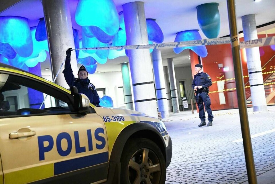 VOKTER: Politiet i Malmö står utenfor sykehuset i byen. En mann ligger skadd der etter skyting i byen.