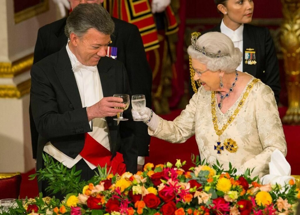 BESØK: Colombias president Juan Manuel Santos besøker Storbritannia. Her spiser han middag med dronning Elizabeth.