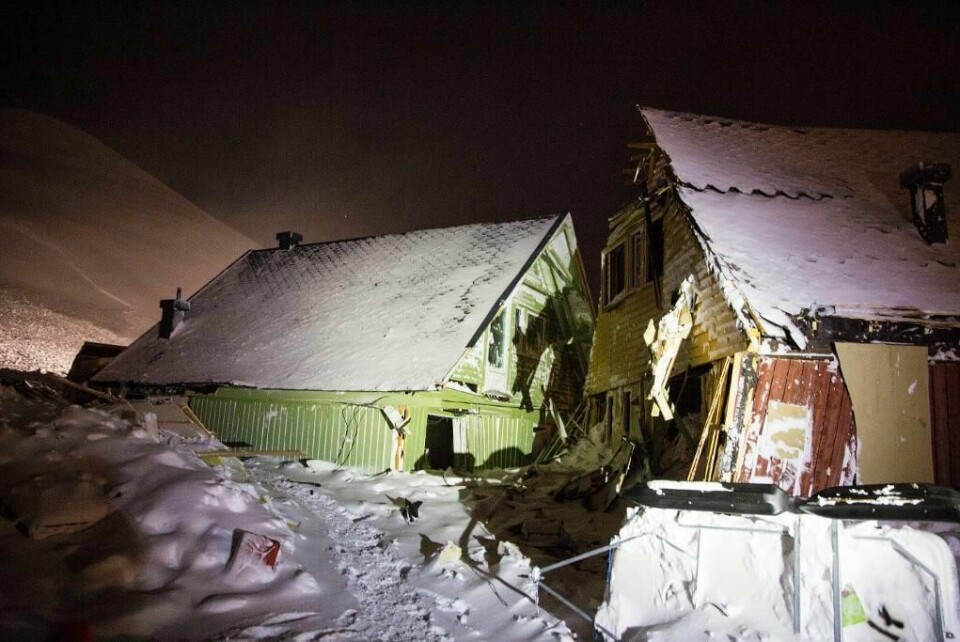 SNØSKRED: Et snøskred knuste flere hus på Svalbard før jul i fjor. To mennesker døde i skredet.