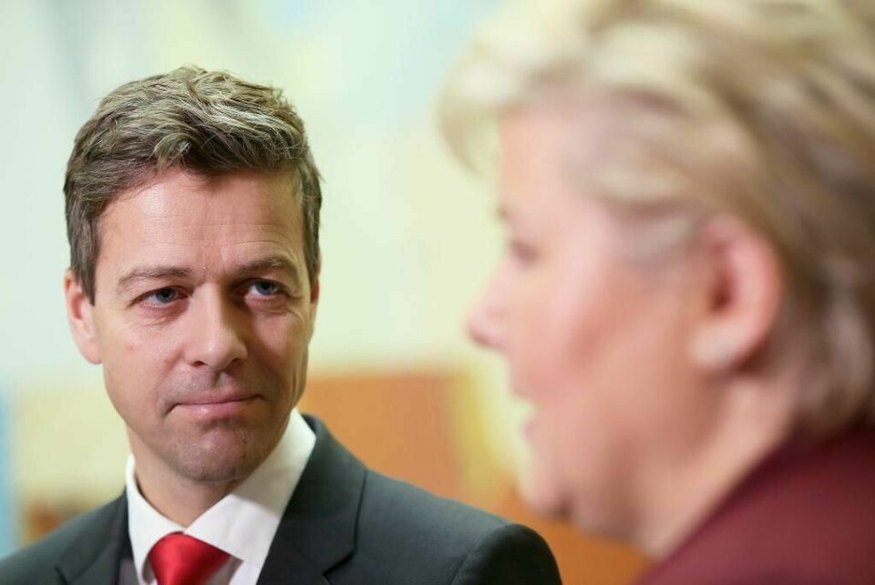 MØTE: Knut Arild Hareide fra Kristelig Folkeparti må møte hos statsminister Erna Solberg (til venstre). Flere partier prøver å bli enige om budsjettet for 2017.