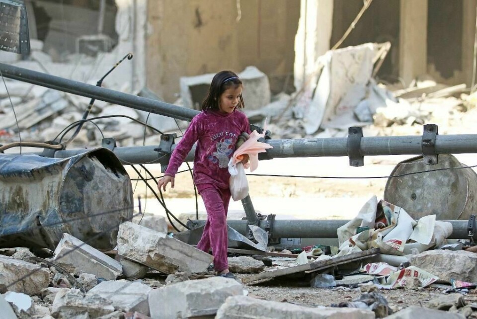 LEVER: Ei jente går mellom ruiner i Aleppo i Syria. Siden tirsdag er byen igjen blitt bombet. Folk har gjemt seg i kjellere og i bomberom for å overleve.