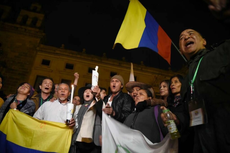 FEIRER: Folk feirer i gatene i Bogota i Colombia. Det kan bli fred i landet etter over 50 år.