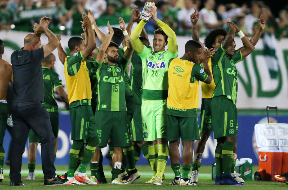 STYRTET: Fotballspillere på laget Chapecoense var ombord i et fly som styrtet. Bildet er fra en kamp i Brasil tidligere i november. Bildet viser fotballspillere i grønne drakter som jubler på banen.