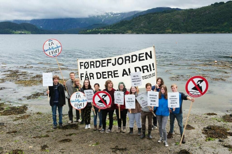 PROTEST: Folk protesterte mot avfall i Førdefjorden. Nå må de i retten.