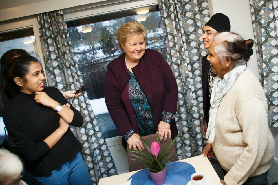 Statsminister Erna Solberg snakket om hverdags-integrering i nyttårstalen sin. Her møter hun folk på Haugenstua Omsorgsbolig på Stovner i Oslo.