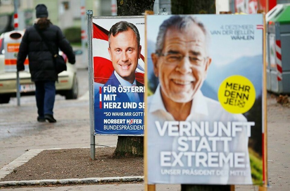 UENIGE: «Fornuft framfor det ekstreme». Det står på valgplakaten til Alexander van der Bellen (til høyre). Østerrike velger ny president søndag. Norbert Hofer (til venstre) er motstanderen til Van der Bellen. Mange mener partiet hans er for ekstremt.