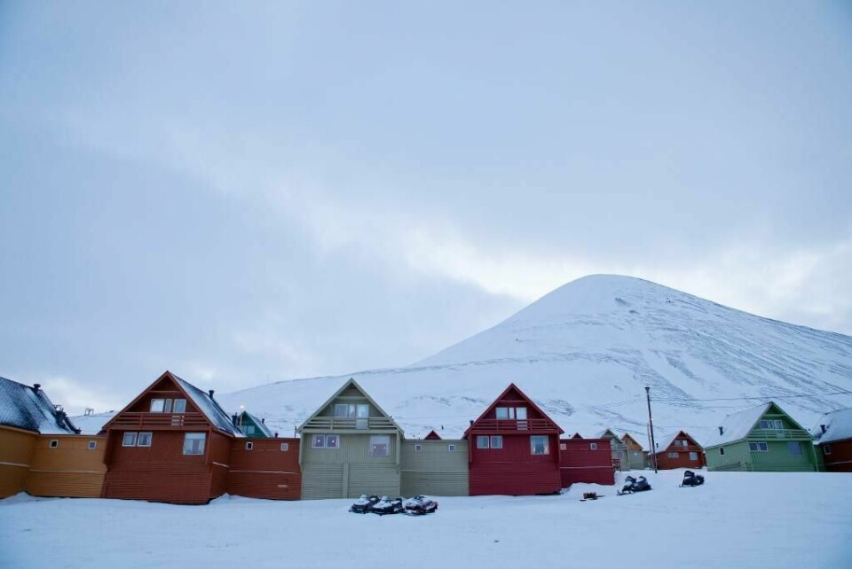 SMELTER: Svalbard blir varmere. Frosten i bakken smelter. Det kan ødelegge hus og veier.