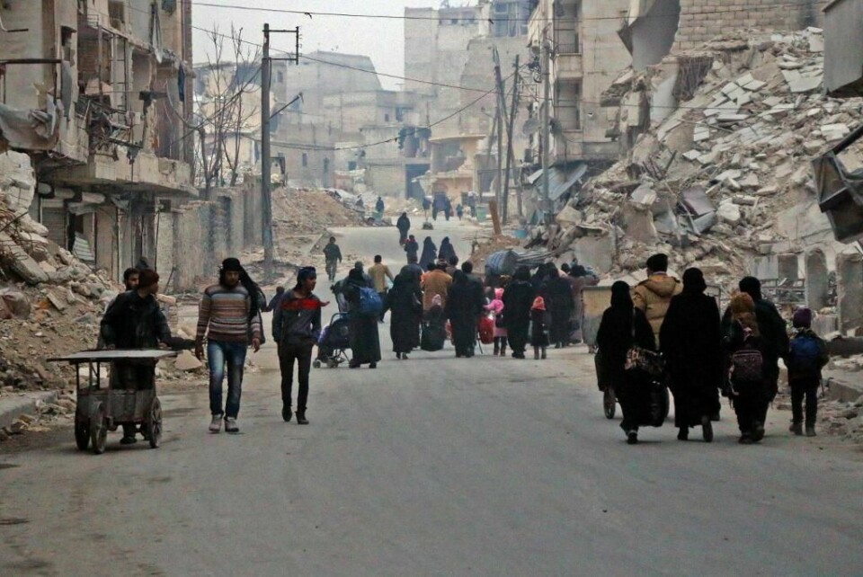 FLYKTET: Mandag flyktet folk fra et nabolag i Aleppo til et annet.