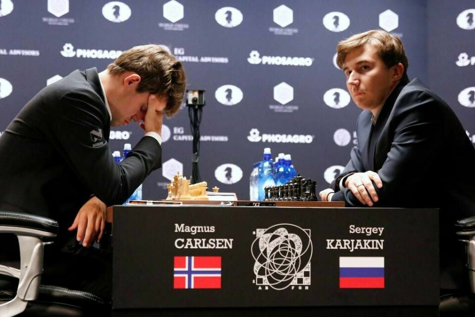 SINT: Magnus Carlsen (til venstre) kjemper i verdens-mesterskapet i sjakk. Mandag tapte han. Han gikk fra pressekonferansen uten lov. Han kan bli straffet for dette.