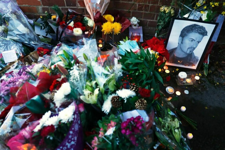 BLOMSTER: George Michael blir savnet. Her har folk lagt ned blomster utenfor huset hans sør i England. Han hadde også hus i London.