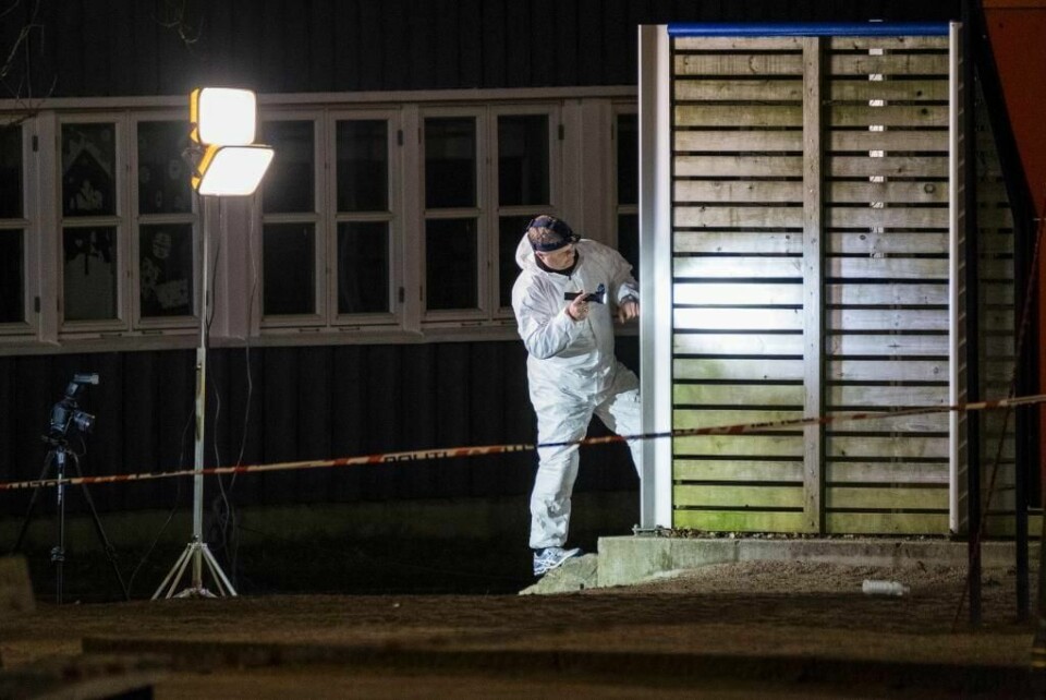 LETER: Politiet leter etter spor ved Walds Minne skole i Kristiansand. To personer ble drept her mandag.