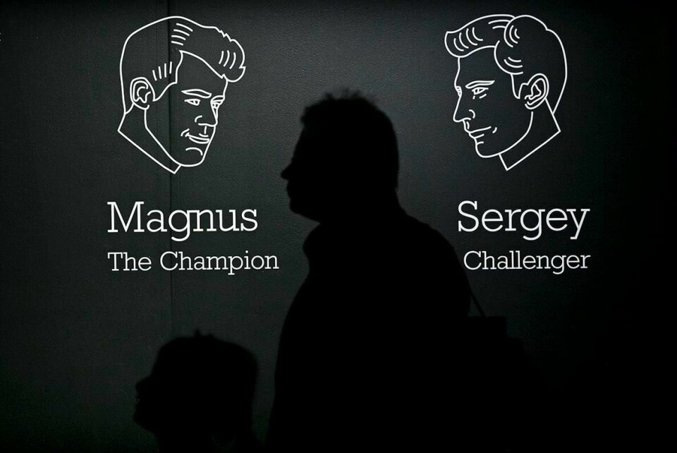 SPENNENDE: Magnus Carlsen og Sergej Karjakin spiller siste parti i sjakk-VM i New York i USA. Ved uavgjort blir det omkamp.