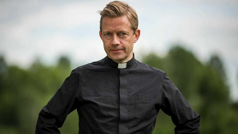PRESTEN: Bjarte Tjøstheim bytter fra radio til TV. Der kan du se ham som prest i den nye serien «Presten».