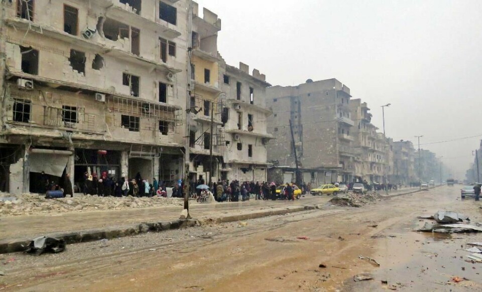 FLUKT: Titusenvis har klart å rømme i Aleppo. Men tirsdag var hundre barn fanget i en bygning som det skytes på.