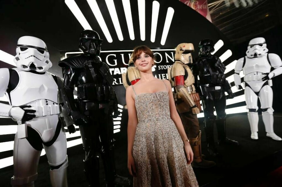 POPULÆR: Filmene om Star Wars er veldig populære. Felicity Jones spiller den største rollen i den nyeste filmen. Her er hun på premiæren i Hollywood.