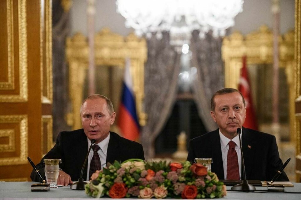 ENIGE: Russlands president Vladimir Putin og Tyrkias president Recep Tayyip Erdogan skal støtte partene i Syria. De vil alle jobbe for fred i landet. Bildet er tatt tidligere i år.