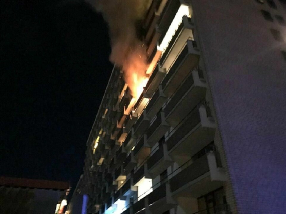 FLAMMER: Flammene stod ut av vinduene i blokka.