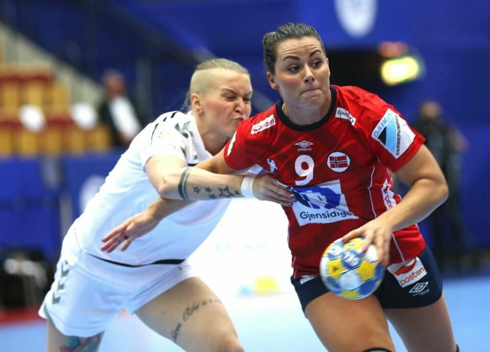 GOD: Nora Mørk er en av Norges beste spillere. Her med en motspiller i kampen mot Tsjekkia onsdag.