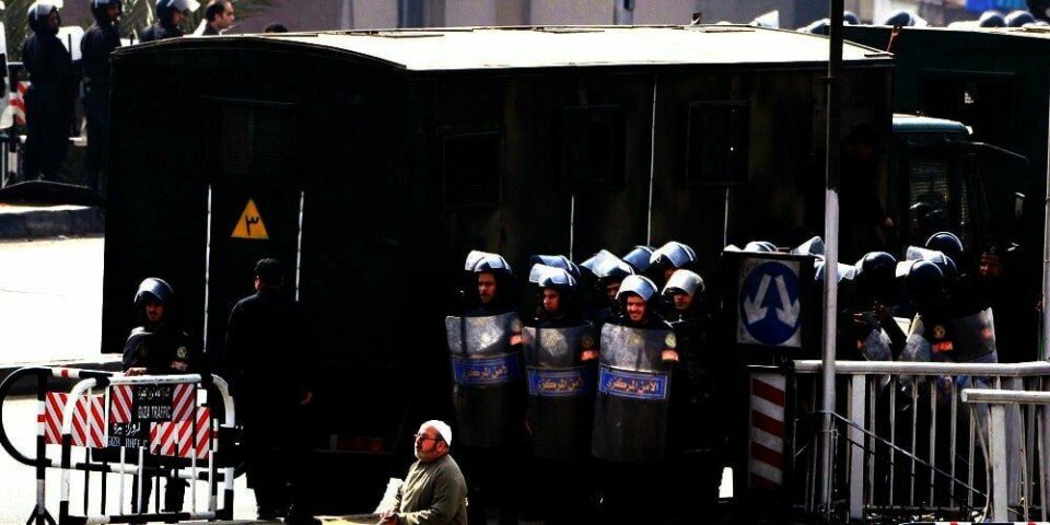 KJEMPER I GATENE: Egyptisk opprørs-politi (bildet) skjøt gummikuler mot demonstranter i hovedstaden Kairo. Etter fredags-bønnen samlet demonstrantene seg til kamp.