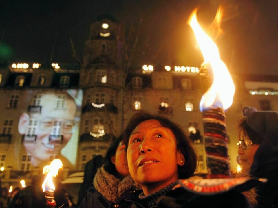 REAGERTE: Liu Xiaobo fikk Nobels fredspris i 2010. Men han kom ikke til Norge for å ta imot prisen. Her går folk i fakkeltog for vinneren. Kina reagerte på fredsprisen.