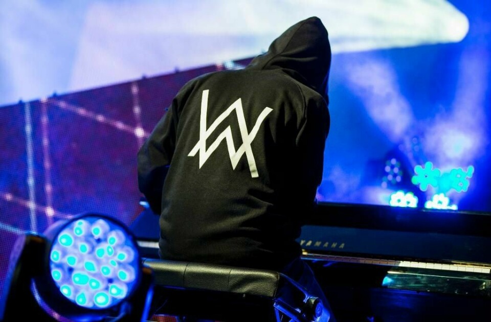 STJERNE: Alan Walker er en populær artist fra Bergen. Her spiller han på scenen i Oslo.