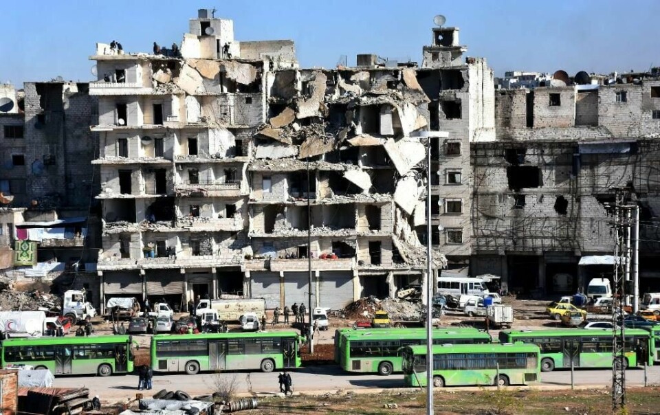 BORT: Organisasjoner hjelper folk å komme seg ut av farlige Øst-Aleppo. Men nå må de dra bort.