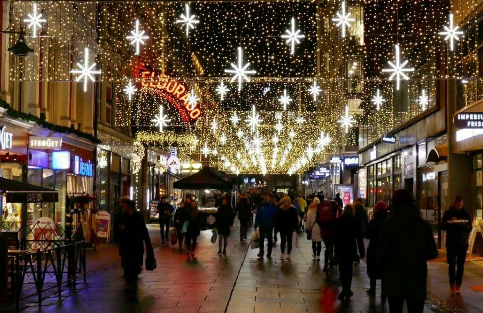 JULEHANDEL: Mange venter til de siste dagene med å kjøpe julegaver. Her fra Torggata i Oslo, 21. desember.