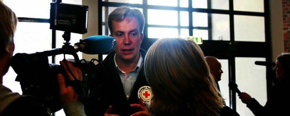 REISER: Børge Brende skal reise til Haiti. Han jobber for organisasjonen Røde Kors. Brende blir intervjuet av journalist Tone Rekdal Sperre. Stig Kalsæg filmer.