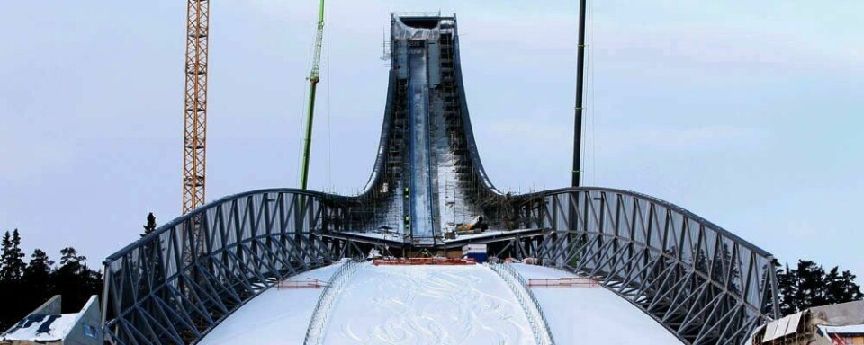 KLAR: Det er fortsatt en stund til den nye hoppbakken i Holmenkollen i Oslo er ferdig. Men den begynner å ta form.