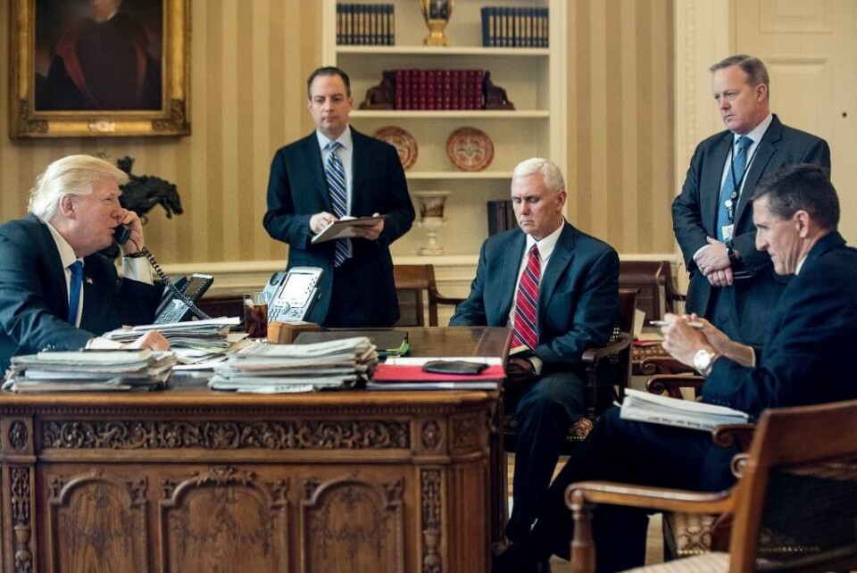 SAMARBEID: Amerikansk politi og spioner tror Trump har samarbeidet mye med russere. Her med stabssjef Reince Priebus, visepresident Mike Pence, pressesekretær Sean Spicer og rådgiver for sikkerhet Michael Flynn.