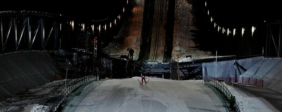 HOPPET: En gruppe hoppere fra Kollenhopp ble de første til å hoppe i den nye hopp-bakken i Holmenkollen. Men egentlig skulle Anette Sagen ta det første hoppet. Hun er Norges beste kvinnelige skihopper.