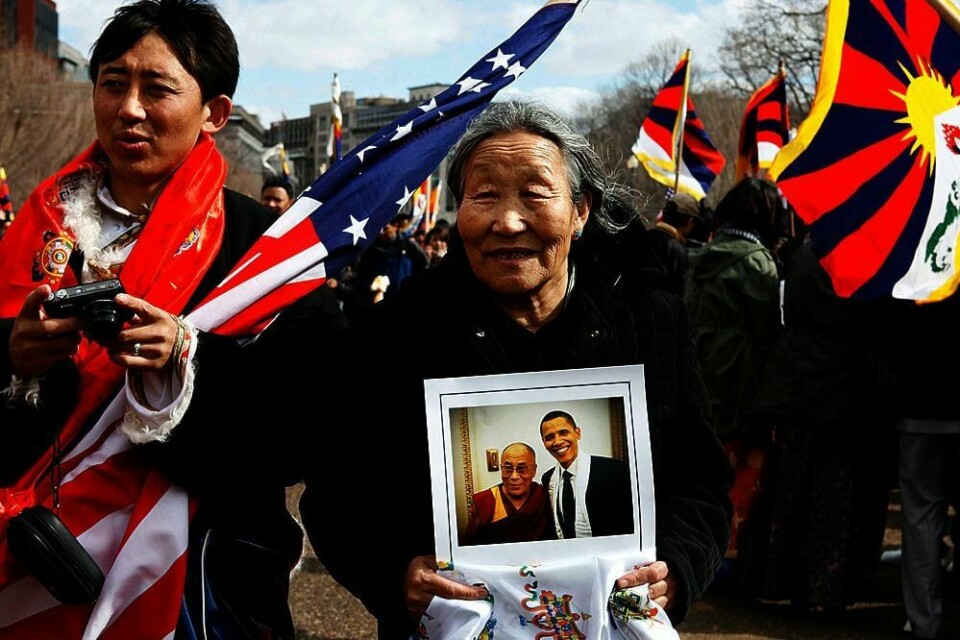 STØTTE: Tibetanere som bor i USA viste sin støtte til Dalai Lama da han besøkte president Barack Obama. Kina har truet USA. De ville ikke at Dalai Lama og Obama skulle møtes. Men truslene endrer ikke forholdet mellom USA og Kina, tror Øystein Alme.
