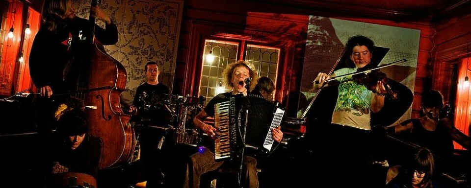 MAGISK: Moddi lukker øynene og drømmer seg bort når han spiller. Fredag har Moddi konsert på Folketeateret i Oslo.