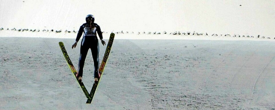 SVEVDE: Anette Sagen åpnet nye Holmenkollen onsdag kveld. Hun hoppe 106,5 meter.