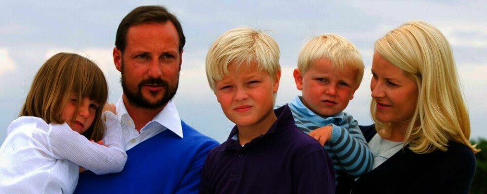FAMILIEN: Kronprins Haakon elsket å være på biblioteket da han var liten. Nå er barna minst like glade i det. Fra venstre: prinsesse Ingrid Alexandra, kronprins Haakon, Marius Borg Høiby, prins Sverre Magnus og kronprinsesse Mette-Marit.