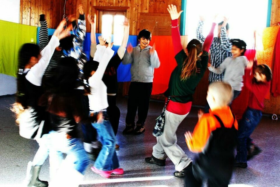 SMIL: «Red Nose Action» lokker fram gleden hos barna på asylmottaket. Alt som skal til er fargerike skjerf, musikk og lyder. Da bryter latteren løs.