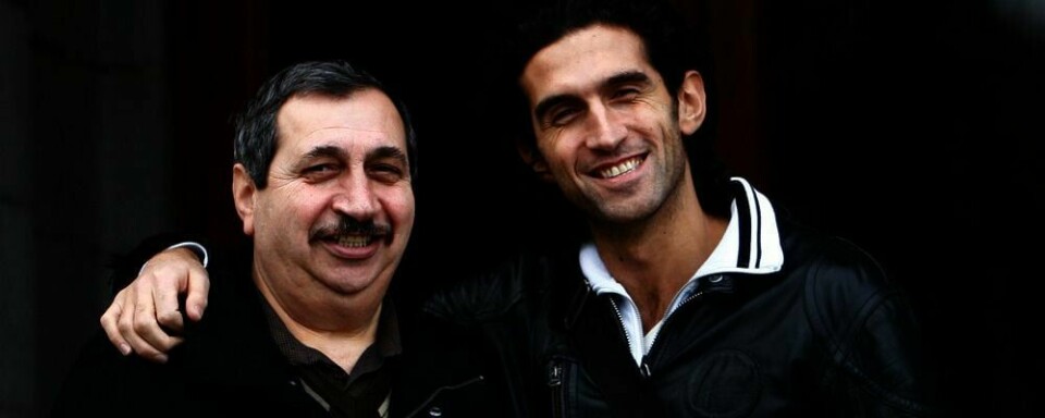 KINO-PÅSKE: Hvis du heller vil sitte i kinomørket enn i påskesola, finnes det gode muligheter. Påsken byr på masse kinofilmer. Her er regissør Josef Fares. Han har laget filmen «Fatter'n». Faren Jan Fares spiller hovedrollen i filmen.