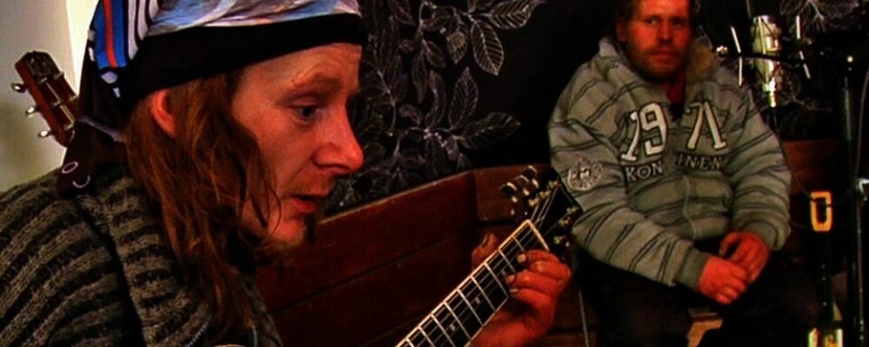 SPILLER: Clas og Kent holder sammen på gata. Og de spiller sammen. Filmen «Uteliggernes sang» handler om dem. Og om uteliggeren Charles som også er glad i musikk.