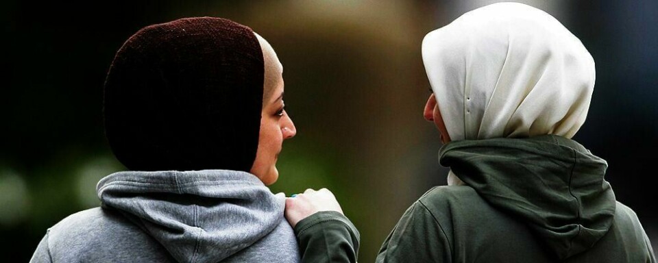 LOV: Flere skoler i Oslo sier det er greit å bruke hijab på skolen. Men elever får ikke bruke caps eller lue på hodet.