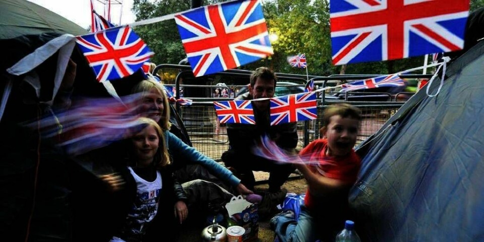 VENTER:  Tusenvis av briter venter på bryllupet mellom Kate Middleton og prins William. Mange har teltet i parker nær kirken Westminster Abbey. Der blir paret viet klokken 12.